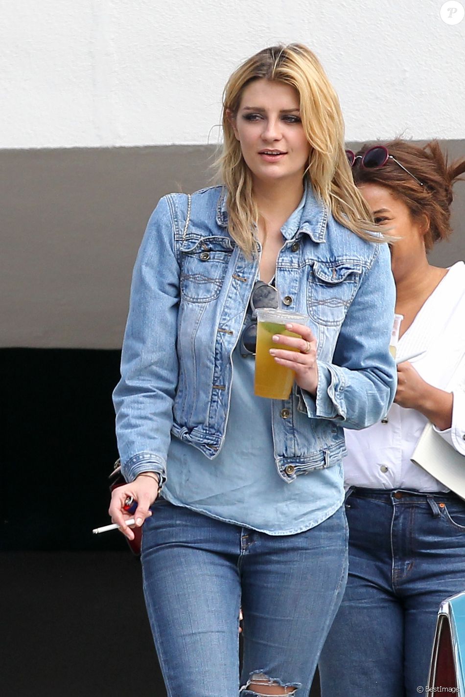 Mischa Barton se promène au volant d'une Cadillac à Los ...