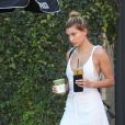 Hailey Baldwin s'arrête chez Aflred's pour acheter des smoothies, Los Angeles le 14 mars 2017