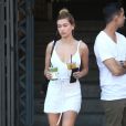 Hailey Baldwin s'arrête chez Aflred's pour acheter des smoothies, Los Angeles le 14 mars 2017