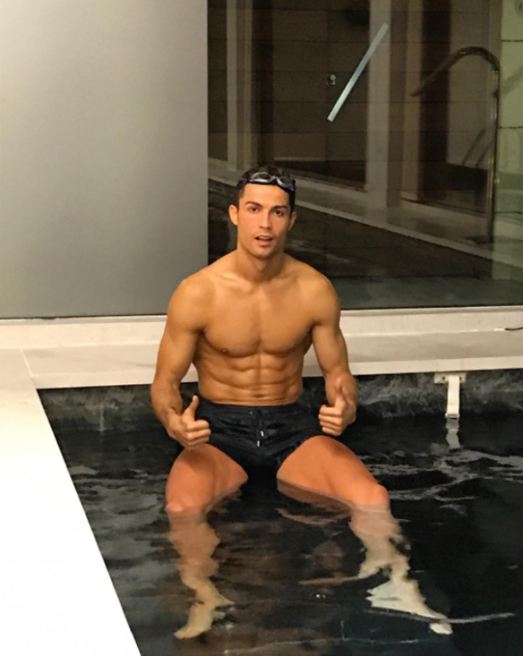 Cristiano Ronaldo et ses abdos, c'est du boulot. Thumbs up. Photo Instagram.