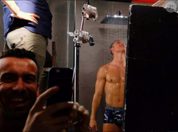 Cristiano Ronaldo et ses abdos sous la douche. Photo Instagram.