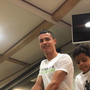 Cristiano Ronaldo et son fils Cristiano Ronaldo Jr. en plein entraînement, photo Instagram décembre 2016.