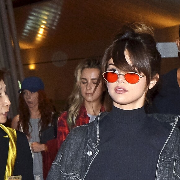 Selena Gomez signe des autographes à l'aéroport de Tokyo le 1er août 2016.