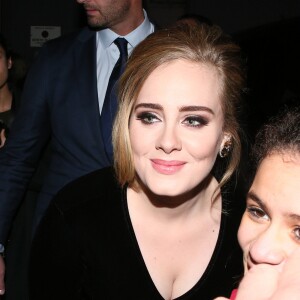 La chanteuse Adele rencontre ses fans lors de son arrivée à Milan en Italie le 4 décembre 2015