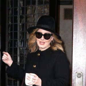 La chanteuse Adele sort avec une tasse la main d'un immeuble à New York, le 24 novembre 2015.