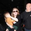 La chanteuse Adele et son fils Angelo Konecki arrivent à l'aéroport LAX de Los Angeles le 3 janvier 2015 entourés de nombreux photographes