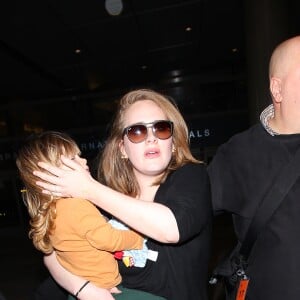 La chanteuse Adele et son fils Angelo Konecki arrivent à l'aéroport LAX de Los Angeles le 3 janvier 2015 entourés de nombreux photographes