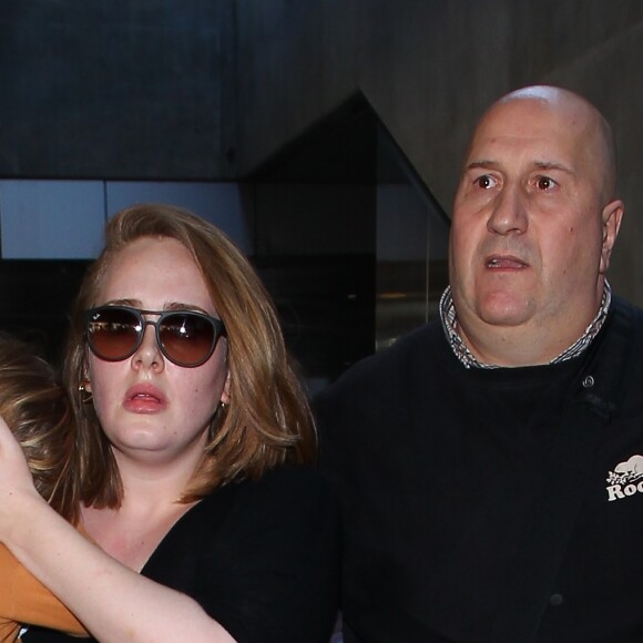 La chanteuse Adele et son fils Angelo Konecki arrivent à l'aéroport LAX de Los Angeles le 3 janvier 2015 entourés de nombreux photographes.