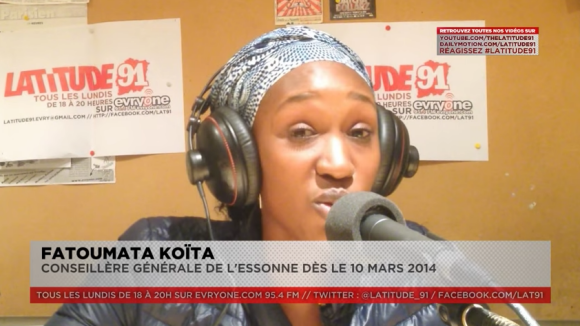 Fatoumata Koïta lors d'une interview au micro de la radio Latitude 91 en mars 2014