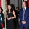 Le prince William et Kate Middleton (en robe Alexander McQueen) à leur arrivée à la réception donnée à l'ambassade de Grande-Bretagne à Paris le 17 mars 2017 en l'honneur de l'amitié franco-britannique dans le cadre de leur visite officielle de deux jours.