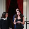 Le prince William et Kate Middleton (en robe Alexander McQueen), duc et duchesse de Cambridge, à leur arrivée à la réception donnée à l'ambassade de Grande-Bretagne à Paris le 17 mars 2017 en l'honneur de l'amitié franco-britannique (la campagne "Les Voisins" était d'ailleurs lancée à cette occasion) dans le cadre de leur visite officielle de deux jours.