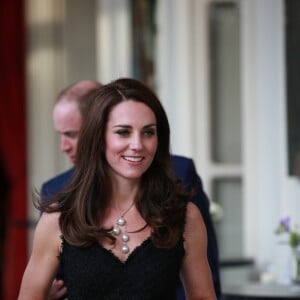 Le prince William et Kate Middleton (en robe Alexander McQueen), duc et duchesse de Cambridge, à leur arrivée à la réception donnée à l'ambassade de Grande-Bretagne à Paris le 17 mars 2017 en l'honneur de l'amitié franco-britannique dans le cadre de leur visite officielle de deux jours.