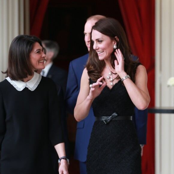 Le prince William et Kate Middleton (en robe Alexander McQueen), duc et duchesse de Cambridge, à leur arrivée à la réception donnée à l'ambassade de Grande-Bretagne à Paris le 17 mars 2017 en l'honneur de l'amitié franco-britannique dans le cadre de leur visite officielle de deux jours.