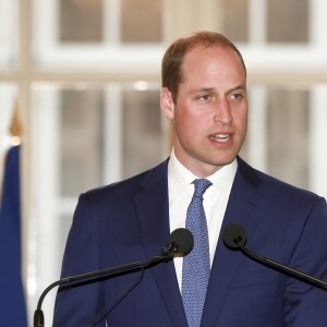 Le prince William lors de son discours au cours de la réception donnée à l'ambassade de Grande-Bretagne à Paris le 17 mars 2017 en l'honneur de l'amitié franco-britannique (la campagne "Les Voisins" était d'ailleurs lancée à cette occasion) dans le cadre de sa visite officielle de deux jours.