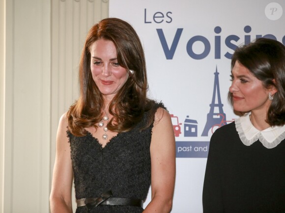 La duchesse Catherine de Cambridge, en robe Alexander McQueen lors de la réception donnée à l'ambassade de Grande-Bretagne à Paris le 17 mars 2017 en l'honneur de l'amitié franco-britannique (la campagne "Les Voisins" était d'ailleurs lancée à cette occasion) dans le cadre de sa visite officielle de deux jours avec le prince William.