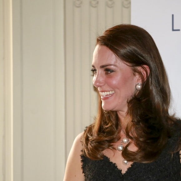 La duchesse Catherine de Cambridge, en robe Alexander McQueen lors de la réception donnée à l'ambassade de Grande-Bretagne à Paris le 17 mars 2017 en l'honneur de l'amitié franco-britannique (la campagne "Les Voisins" était d'ailleurs lancée à cette occasion) dans le cadre de sa visite officielle de deux jours avec le prince William.