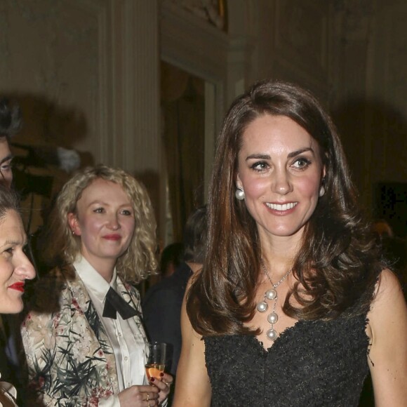 La duchesse Catherine de Cambridge, en robe Alexander McQueen lors de la réception donnée à l'ambassade de Grande-Bretagne à Paris le 17 mars 2017 en l'honneur de l'amitié franco-britannique (la campagne "Les Voisins" était d'ailleurs lancée à cette occasion) dans le cadre de sa visite officielle de deux jours avec le prince William.