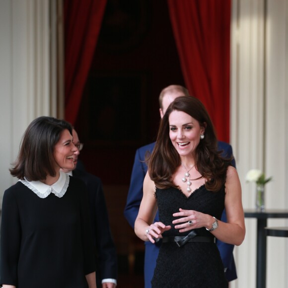 Le prince William et Kate Middleton (en robe Alexander McQueen), duc et duchesse de Cambridge, à leur arrivée à la réception donnée à l'ambassade de Grande-Bretagne à Paris le 17 mars 2017 en l'honneur de l'amitié franco-britannique dans le cadre de leur visite officielle de deux jours.