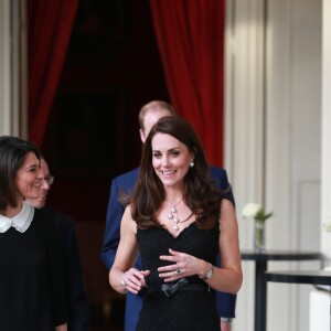 Le prince William et Kate Middleton (en robe Alexander McQueen), duc et duchesse de Cambridge, à leur arrivée à la réception donnée à l'ambassade de Grande-Bretagne à Paris le 17 mars 2017 en l'honneur de l'amitié franco-britannique (la campagne "Les Voisins" était d'ailleurs lancée à cette occasion) dans le cadre de leur visite officielle de deux jours.