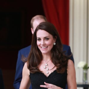 Le prince William et Kate Middleton (robe Alexander McQueen), duc et duchesse de Cambridge, à leur arrivée à la réception donnée à l'ambassade de Grande-Bretagne à Paris le 17 mars 2017 en l'honneur de l'amitié franco-britannique dans le cadre de leur visite officielle de deux jours.