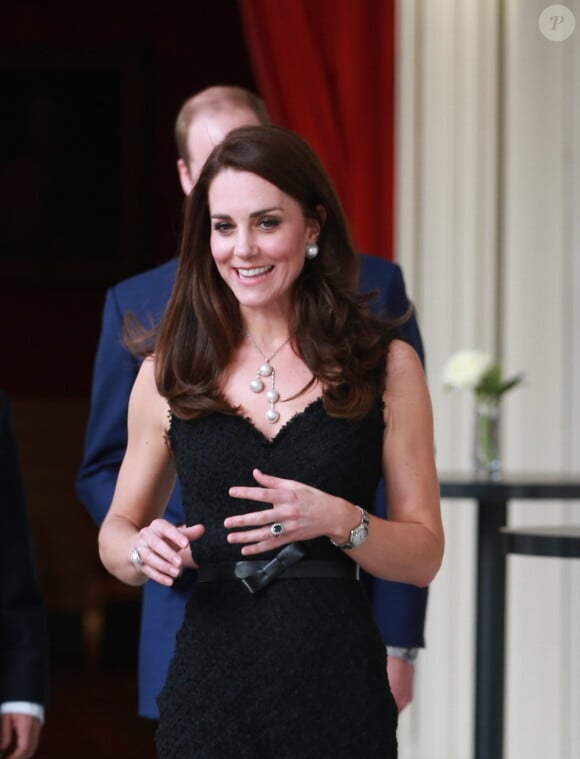 Le prince William et Kate Middleton (robe Alexander McQueen), duc et duchesse de Cambridge, à leur arrivée à la réception donnée à l'ambassade de Grande-Bretagne à Paris le 17 mars 2017 en l'honneur de l'amitié franco-britannique dans le cadre de leur visite officielle de deux jours.