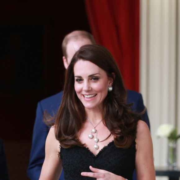 Le prince William et Kate Middleton (robe Alexander McQueen), duc et duchesse de Cambridge, à leur arrivée à la réception donnée à l'ambassade de Grande-Bretagne à Paris le 17 mars 2017 en l'honneur de l'amitié franco-britannique dans le cadre de leur visite officielle de deux jours.