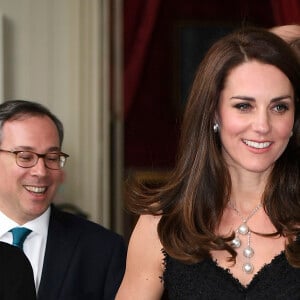 Kate Middleton, duchesse de Cambridge, était très élégante en robe Alexander McQueen lors de la réception donnée à l'ambassade de Grande-Bretagne à Paris le 17 mars 2017 en l'honneur de l'amitié franco-britannique (la campagne "Les Voisins" était d'ailleurs lancée à cette occasion) dans le cadre de sa visite officielle de deux jours avec le prince William.