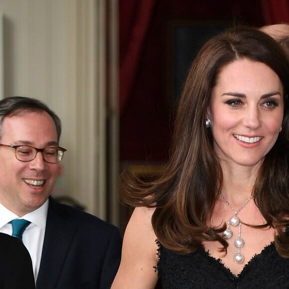 Kate Middleton, duchesse de Cambridge, était très élégante en robe Alexander McQueen lors de la réception donnée à l'ambassade de Grande-Bretagne à Paris le 17 mars 2017 en l'honneur de l'amitié franco-britannique (la campagne "Les Voisins" était d'ailleurs lancée à cette occasion) dans le cadre de sa visite officielle de deux jours avec le prince William.