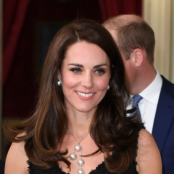 Kate Middleton, duchesse de Cambridge, était très élégante en robe Alexander McQueen lors de la réception donnée à l'ambassade de Grande-Bretagne à Paris le 17 mars 2017 en l'honneur de l'amitié franco-britannique (la campagne "Les Voisins" était d'ailleurs lancée à cette occasion) dans le cadre de sa visite officielle de deux jours avec le prince William.