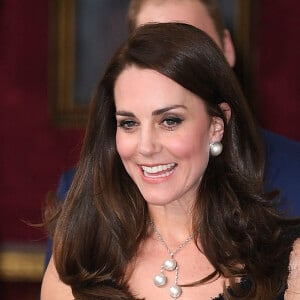 Kate Middleton, duchesse de Cambridge, était très élégante en robe Alexander McQueen lors de la réception donnée à l'ambassade de Grande-Bretagne à Paris le 17 mars 2017 en l'honneur de l'amitié franco-britannique (la campagne "Les Voisins" était d'ailleurs lancée à cette occasion) dans le cadre de sa visite officielle de deux jours avec le prince William.