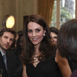 Kate Middleton, duchesse de Cambridge, était très élégante en robe Alexander McQueen lors de la réception donnée à l'ambassade de Grande-Bretagne à Paris le 17 mars 2017 en l'honneur de l'amitié franco-britannique (la campagne "Les Voisins" était d'ailleurs lancée à cette occasion) dans le cadre de sa visite officielle de deux jours avec le prince William.