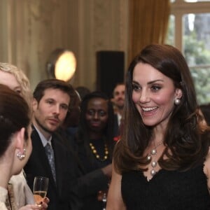 Kate Middleton, duchesse de Cambridge, était très élégante en robe Alexander McQueen lors de la réception donnée à l'ambassade de Grande-Bretagne à Paris le 17 mars 2017 en l'honneur de l'amitié franco-britannique (la campagne "Les Voisins" était d'ailleurs lancée à cette occasion) dans le cadre de sa visite officielle de deux jours avec le prince William.