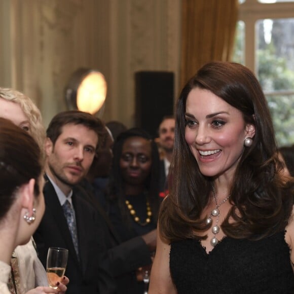 Kate Middleton, duchesse de Cambridge, était très élégante en robe Alexander McQueen lors de la réception donnée à l'ambassade de Grande-Bretagne à Paris le 17 mars 2017 en l'honneur de l'amitié franco-britannique (la campagne "Les Voisins" était d'ailleurs lancée à cette occasion) dans le cadre de sa visite officielle de deux jours avec le prince William.