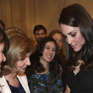 Kate Middleton, duchesse de Cambridge, était très élégante en robe Alexander McQueen lors de la réception donnée à l'ambassade de Grande-Bretagne à Paris le 17 mars 2017 en l'honneur de l'amitié franco-britannique (la campagne "Les Voisins" était d'ailleurs lancée à cette occasion) dans le cadre de sa visite officielle de deux jours avec le prince William.