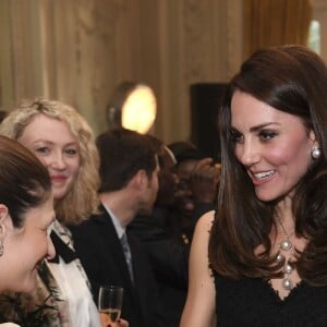 Kate Middleton, duchesse de Cambridge, était très élégante en robe Alexander McQueen lors de la réception donnée à l'ambassade de Grande-Bretagne à Paris le 17 mars 2017 en l'honneur de l'amitié franco-britannique (la campagne "Les Voisins" était d'ailleurs lancée à cette occasion) dans le cadre de sa visite officielle de deux jours avec le prince William.