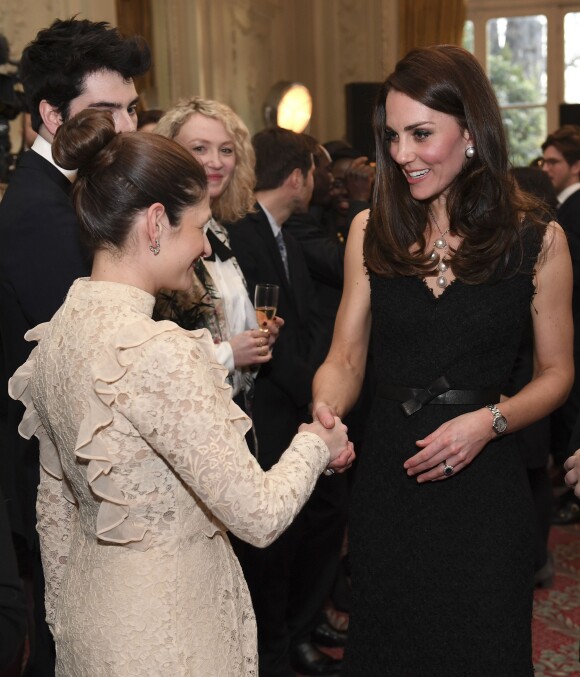 Kate Middleton, duchesse de Cambridge, était très élégante en robe Alexander McQueen lors de la réception donnée à l'ambassade de Grande-Bretagne à Paris le 17 mars 2017 en l'honneur de l'amitié franco-britannique (la campagne "Les Voisins" était d'ailleurs lancée à cette occasion) dans le cadre de sa visite officielle de deux jours avec le prince William.