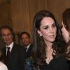 Kate Middleton, duchesse de Cambridge, était très élégante en robe Alexander McQueen lors de la réception donnée à l'ambassade de Grande-Bretagne à Paris le 17 mars 2017 en l'honneur de l'amitié franco-britannique (la campagne "Les Voisins" était d'ailleurs lancée à cette occasion) dans le cadre de sa visite officielle de deux jours avec le prince William.
