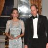 Kate Middleton, duchesse de Cambridge, somptueuse dans une robe bleu glacé Jenny Packham, et le prince William à leur arrivée pour le dîner donné à la résidence de l'ambassadeur de Grande-Bretagne à Paris le 17 mars 2017 en l'honneur de l'amitié franco-britannique (la campagne "Les Voisins" était d'ailleurs lancée à cette occasion), dans le cadre de la visite officielle de deux jours du couple.