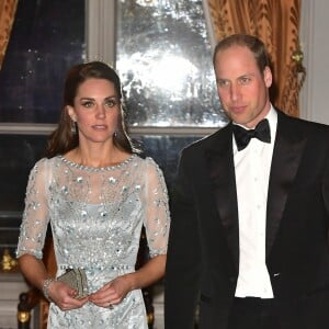 Kate Middleton, duchesse de Cambridge, somptueuse dans une robe bleu glacé Jenny Packham, et le prince William à leur arrivée pour le dîner donné à la résidence de l'ambassadeur de Grande-Bretagne à Paris le 17 mars 2017 en l'honneur de l'amitié franco-britannique (la campagne "Les Voisins" était d'ailleurs lancée à cette occasion), dans le cadre de la visite officielle de deux jours du couple.