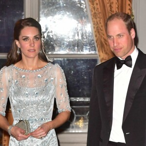 Kate Middleton, duchesse de Cambridge, sensationnelle dans une robe bleu glacé Jenny Packham, et le prince William à leur arrivée pour le dîner donné à la résidence de l'ambassadeur de Grande-Bretagne à Paris le 17 mars 2017 en l'honneur de l'amitié franco-britannique (la campagne "Les Voisins" était d'ailleurs lancée à cette occasion), dans le cadre de la visite officielle de deux jours du couple.