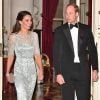 Kate Middleton, duchesse de Cambridge, somptueuse dans une robe bleu glacé Jenny Packham, et le prince William à leur arrivée pour le dîner donné à la résidence de l'ambassadeur de Grande-Bretagne à Paris le 17 mars 2017 en l'honneur de l'amitié franco-britannique (la campagne "Les Voisins" était d'ailleurs lancée à cette occasion), dans le cadre de la visite officielle de deux jours du couple.