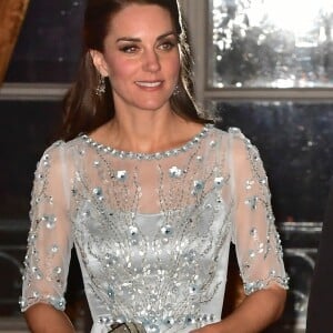 Kate Middleton, duchesse de Cambridge, était somptueuse dans une robe bleu glacé Jenny Packham pour le dîner donné à la résidence de l'ambassadeur de Grande-Bretagne à Paris le 17 mars 2017 en l'honneur de l'amitié franco-britannique (la campagne "Les Voisins" était d'ailleurs lancée à cette occasion), dans le cadre de sa visite officielle de deux jours avec le prince William.