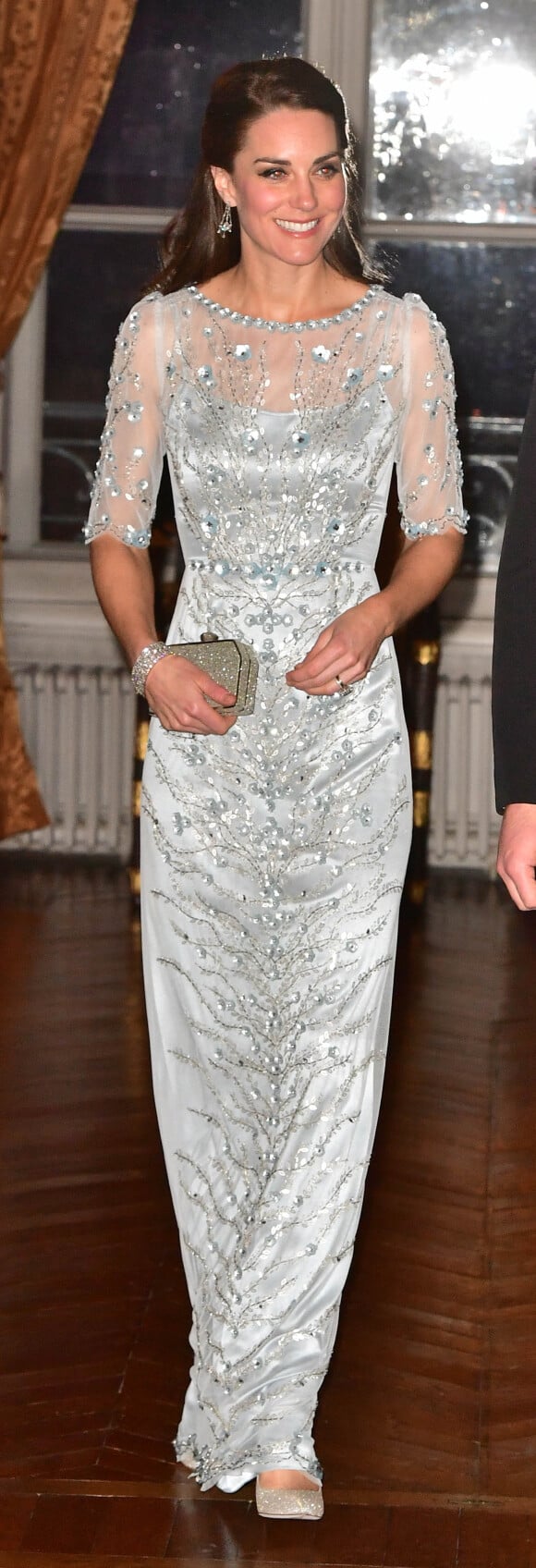 Kate Middleton, duchesse de Cambridge, était somptueuse dans une robe bleu glacé Jenny Packham pour le dîner donné à la résidence de l'ambassadeur de Grande-Bretagne à Paris le 17 mars 2017 en l'honneur de l'amitié franco-britannique (la campagne "Les Voisins" était d'ailleurs lancée à cette occasion), dans le cadre de sa visite officielle de deux jours avec le prince William.