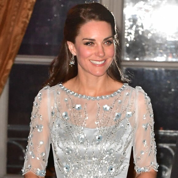 Kate Middleton, duchesse de Cambridge, était somptueuse dans une robe bleu glacé Jenny Packham pour le dîner donné à la résidence de l'ambassadeur de Grande-Bretagne à Paris le 17 mars 2017 en l'honneur de l'amitié franco-britannique (la campagne "Les Voisins" était d'ailleurs lancée à cette occasion), dans le cadre de sa visite officielle de deux jours avec le prince William.