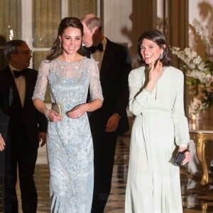 La duchesse Catherine de Cambridge était fabuleuse dans une robe bleu glacé signée Jenny Packham pour le dîner donné à la résidence de l'ambassadeur de Grande-Bretagne à Paris le 17 mars 2017 en l'honneur de l'amitié franco-britannique et de la campagne "Les Voisins" dans le cadre de la visite officielle de deux jours du couple.