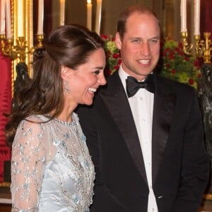 La duchesse Catherine de Cambridge était fabuleuse dans une robe bleu glacé signée Jenny Packham pour le dîner donné à la résidence de l'ambassadeur de Grande-Bretagne à Paris le 17 mars 2017 en l'honneur de l'amitié franco-britannique et de la campagne "Les Voisins" dans le cadre de la visite officielle de deux jours du couple.