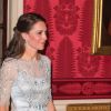 La duchesse Catherine de Cambridge était fabuleuse dans une robe bleu glacé signée Jenny Packham pour le dîner donné à la résidence de l'ambassadeur de Grande-Bretagne à Paris le 17 mars 2017 en l'honneur de l'amitié franco-britannique et de la campagne "Les Voisins" dans le cadre de la visite officielle de deux jours du couple.
