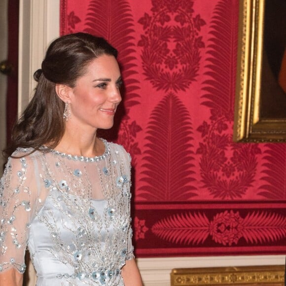 La duchesse Catherine de Cambridge était fabuleuse dans une robe bleu glacé signée Jenny Packham pour le dîner donné à la résidence de l'ambassadeur de Grande-Bretagne à Paris le 17 mars 2017 en l'honneur de l'amitié franco-britannique et de la campagne "Les Voisins" dans le cadre de la visite officielle de deux jours du couple.