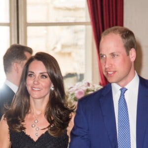 La duchesse Catherine de Cambridge était tsuperbe en robe Alexander McQueen lors de la réception donnée à l'ambassade de Grande-Bretagne à Paris le 17 mars 2017 en l'honneur de l'amitié franco-britannique (la campagne "Les Voisins" était d'ailleurs lancée à cette occasion) dans le cadre de sa visite officielle de deux jours avec le prince William.