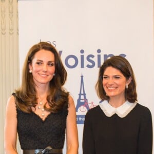 La duchesse Catherine de Cambridge était tsuperbe en robe Alexander McQueen lors de la réception donnée à l'ambassade de Grande-Bretagne à Paris le 17 mars 2017 en l'honneur de l'amitié franco-britannique (la campagne "Les Voisins" était d'ailleurs lancée à cette occasion) dans le cadre de sa visite officielle de deux jours avec le prince William.